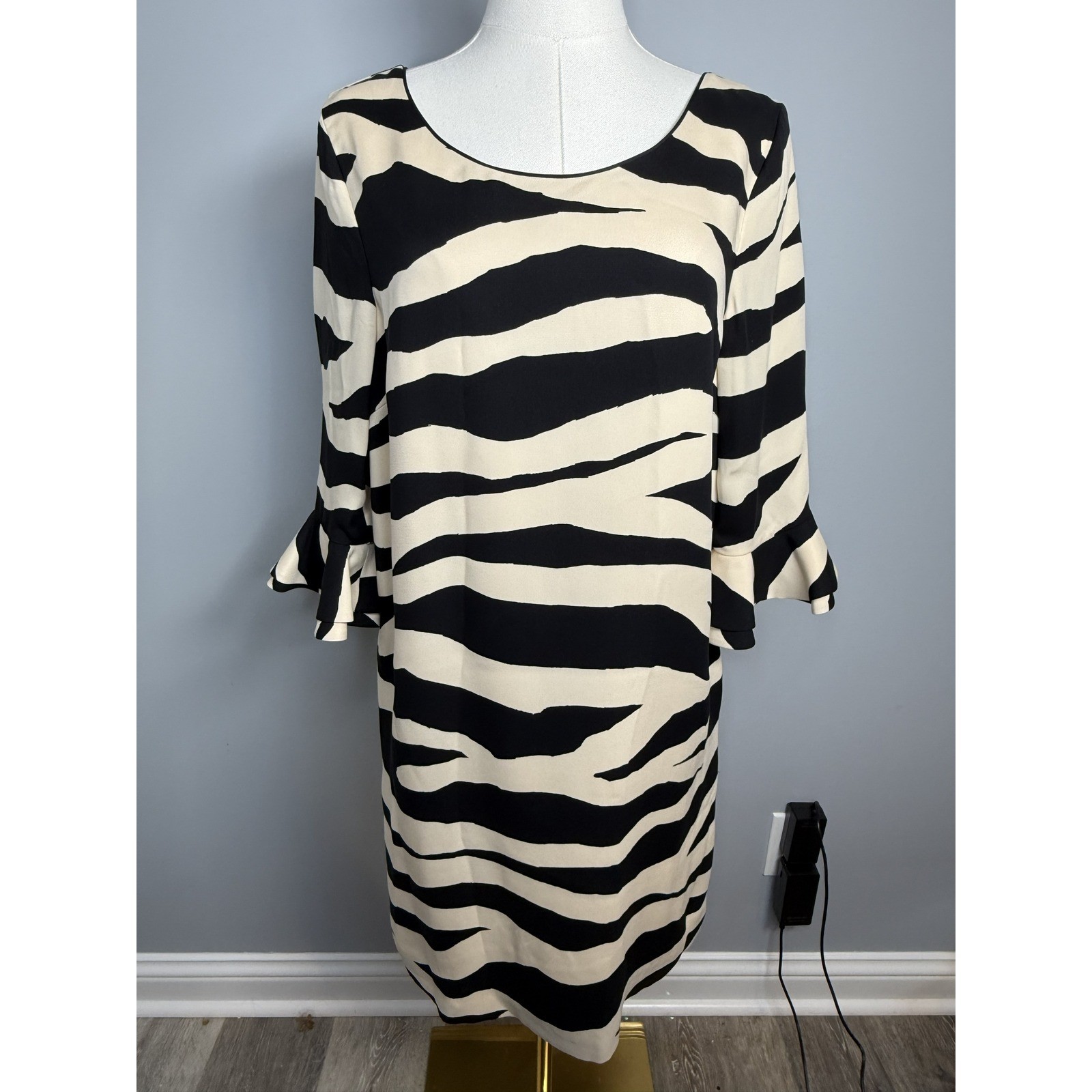 Kate Spade 100% Silk Zebra Print Shift Dress Ruffle Cuff Pockets Cream Black 8