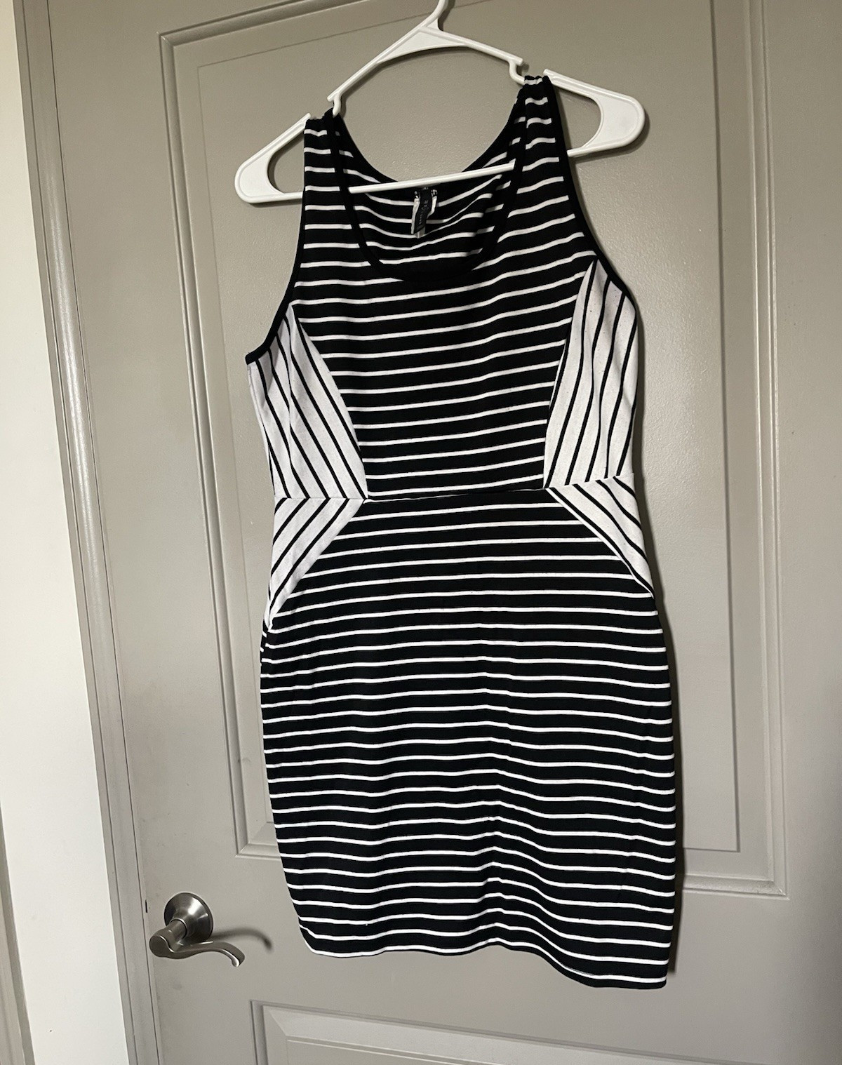 Women’s Black/White Striped Bodycon Knee-Length Dress M/L Sleeveless Scoop