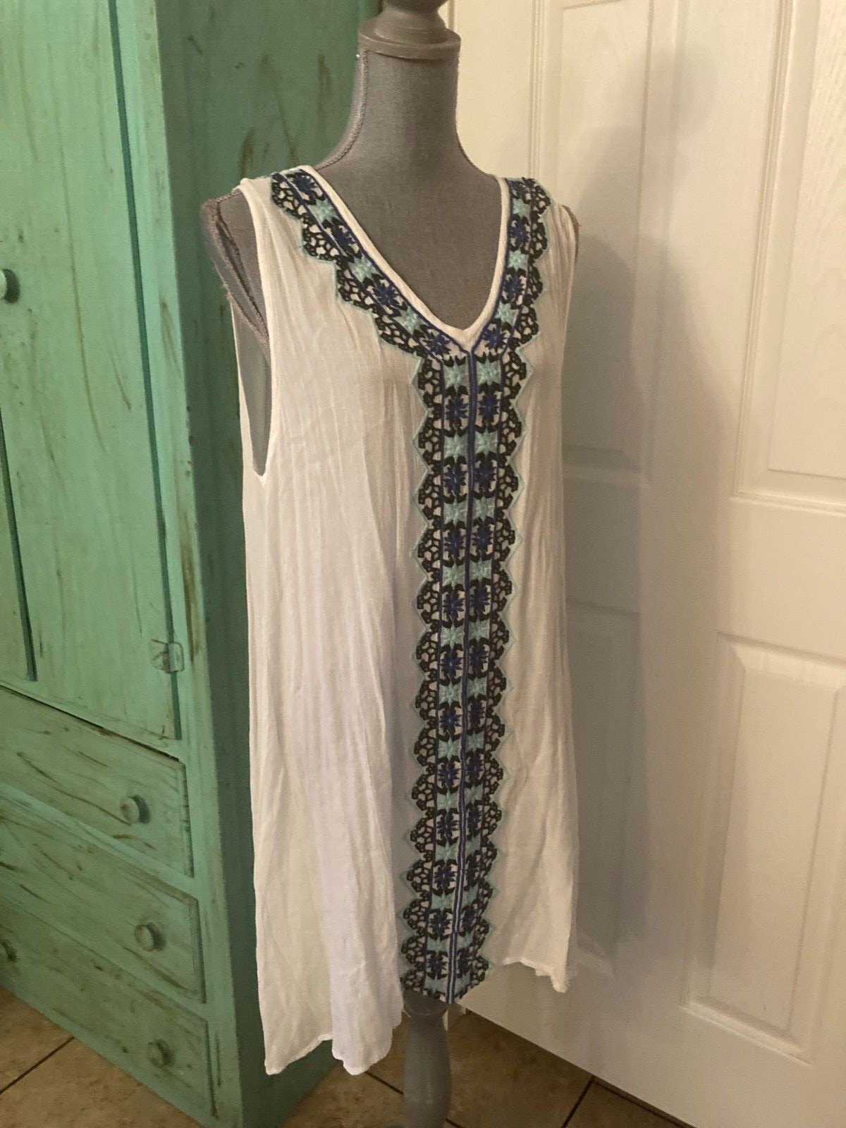 CUTE OPTIONS, SLEEVELESS, WHITE, EMBROIDERED, IRREGULAR HEMLINE, V-NECK DRESS, M