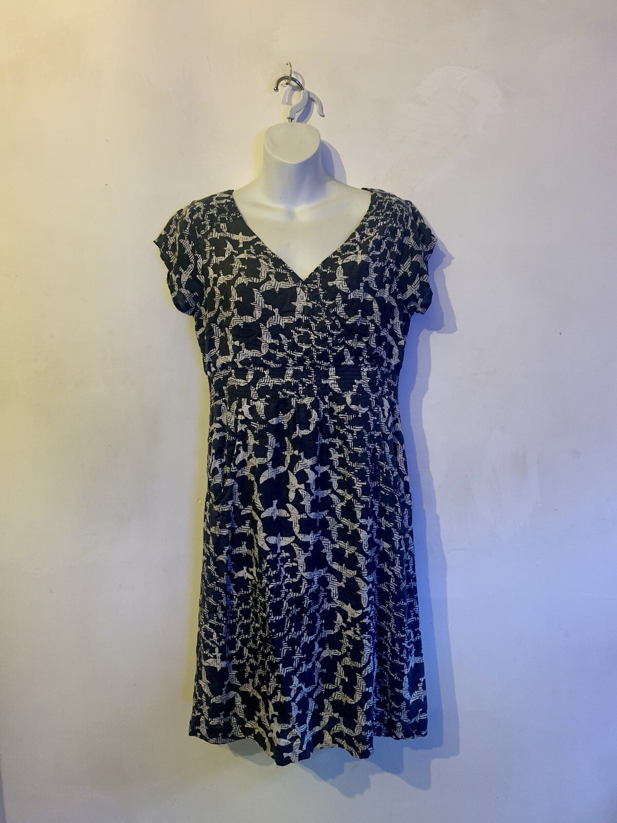 WHITE STUFF, Dark Moonlight-Dove Print-V Neck-Short Sleeve-Lined-Dress. Size 8