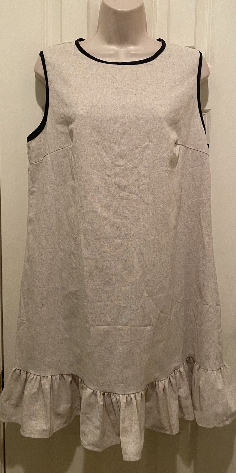BEIGE LINEN LIKE SLEEVELESS SHIFT DRESS W/RUFFLE HEM BLACK TRIM NEW – SIZE M/L