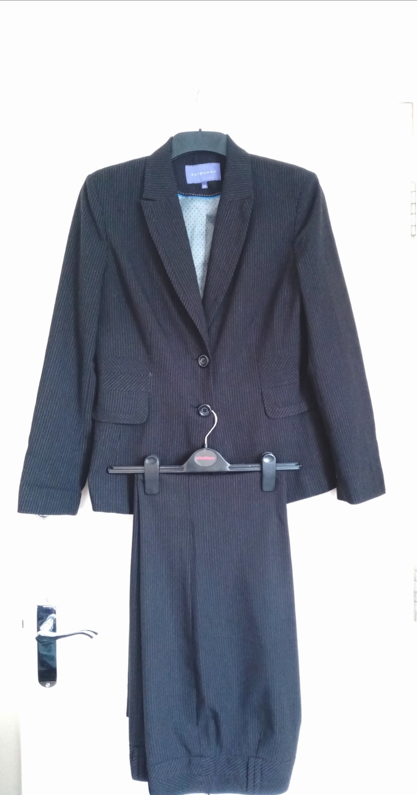 WOMEN BLACK STRIPPED 2 PIECE OFFICE TROUSERS SUIT JACKET. SIZE 14