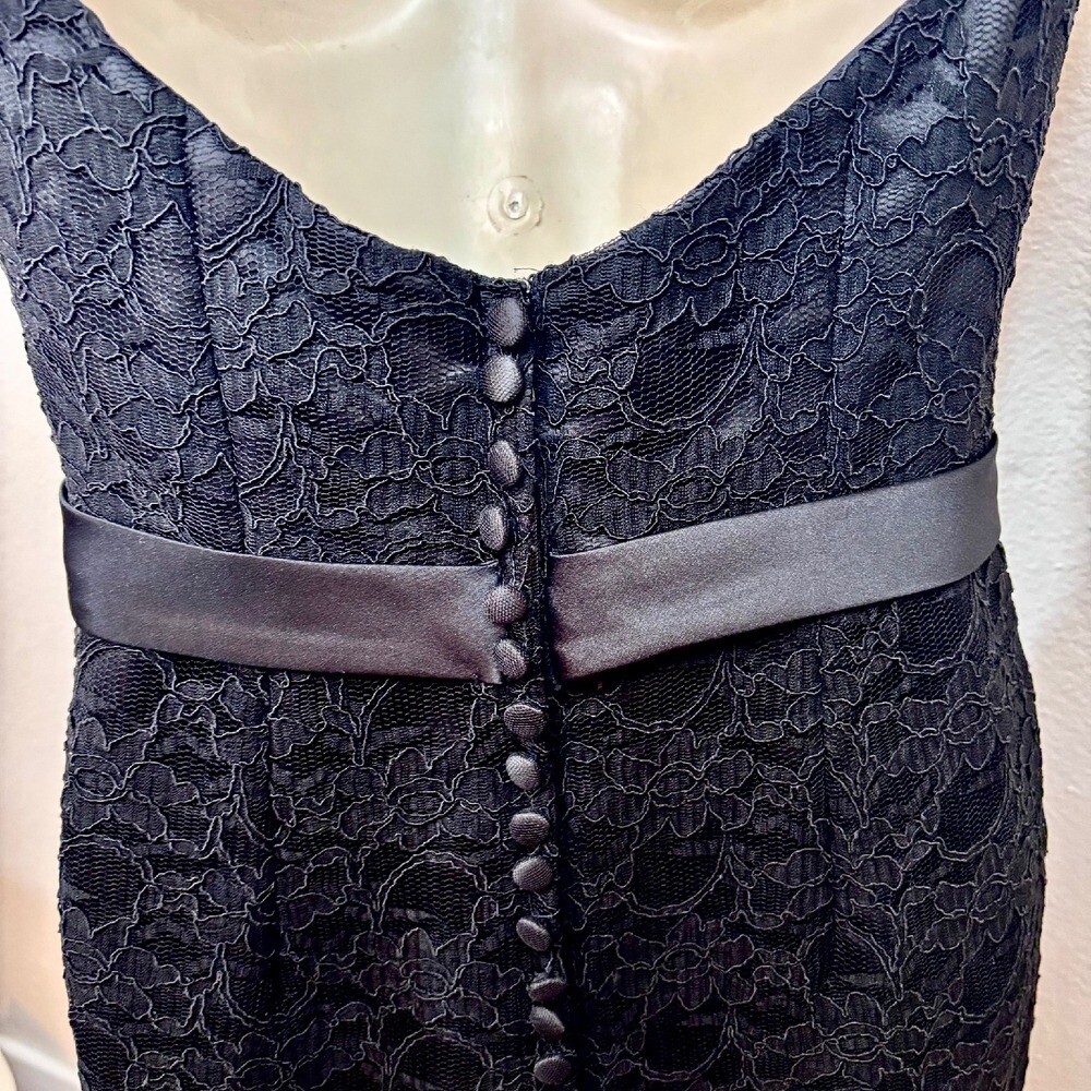 Morilee Black Lace Cocktail Structured Dress Covered Buttons Keyhole Back Sz 10
