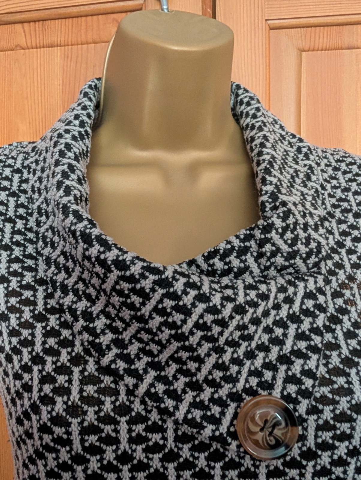 Izabel London Tunic Top / Dress Size 8. cowl neck. cap sleeve. textured knit