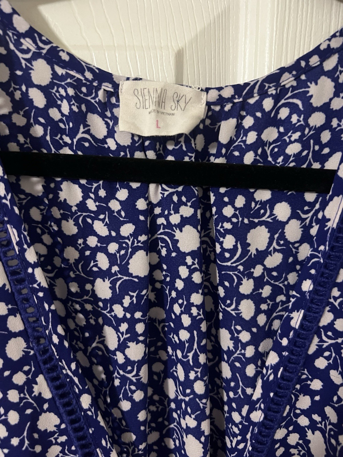 Sienna Sky Blue White Floral V-Neck Short Sleeve Lined Spotted Dress L