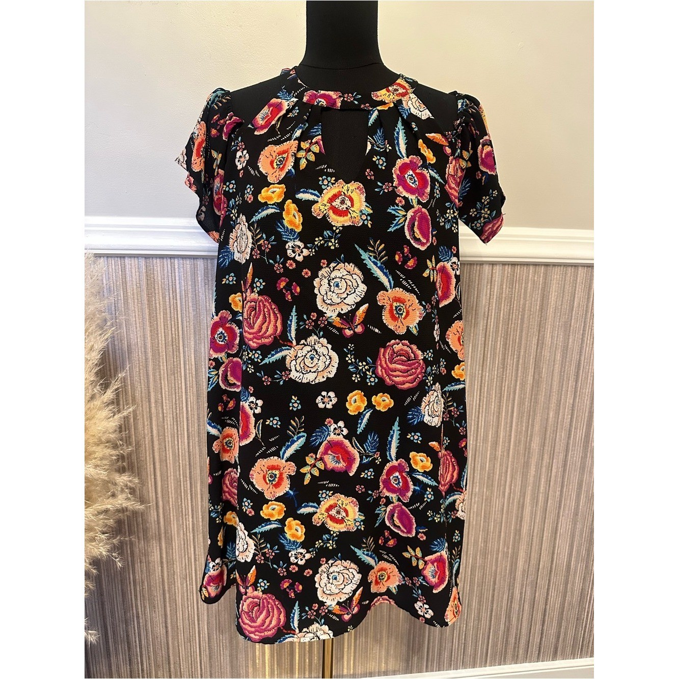 Love Reigns Floral Shift Dress Small Black Multicolor Flutter Sleeve Keyhole