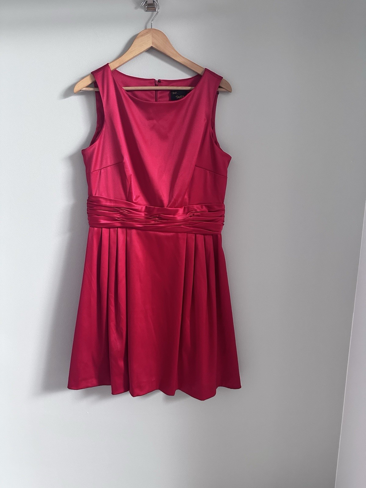 Women’s Red Dress Size 14 Satiny Opaque Sleeveless Cocktail Party Knee Length