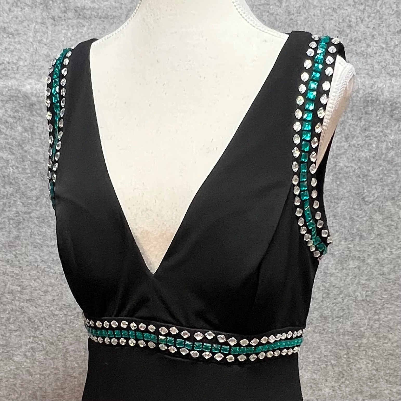 Sequin Hearts Black V-Neck Rhinestone Empire Waist Gown Slit Formal Prom Size 13