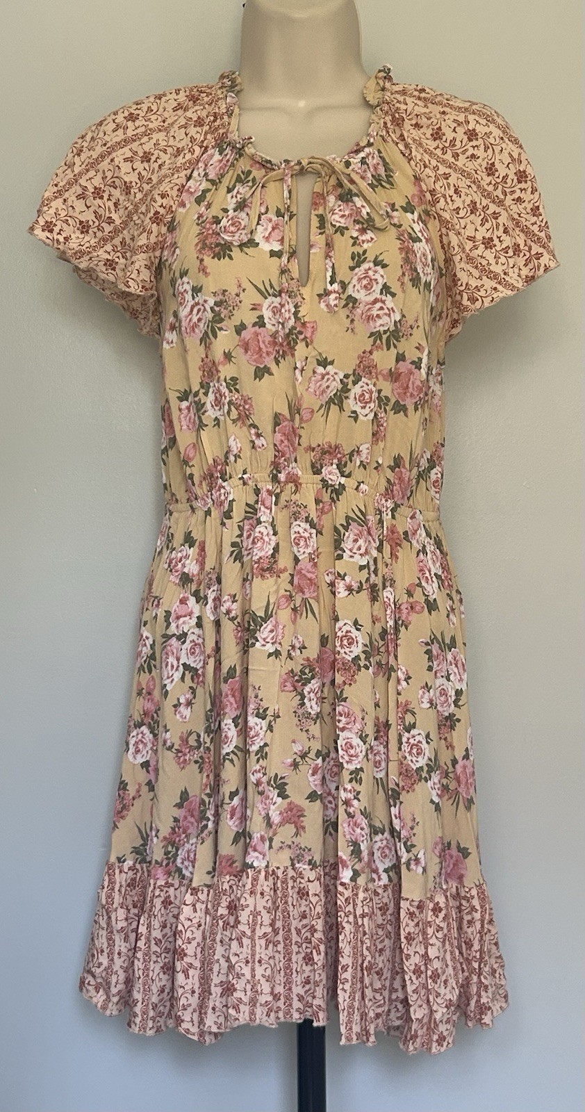UMGEE Floral Flowy Tiered Flutter Sleeve Ruffle Round/Split V-Neck Size Small