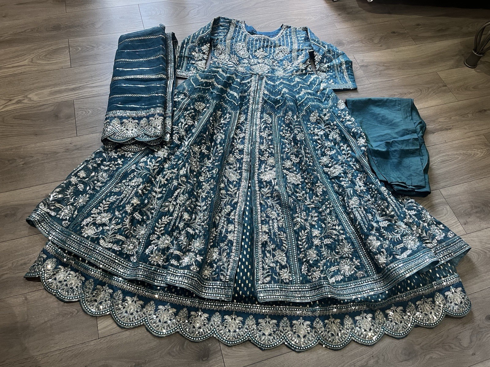 A Beautiful Terquise Heavy Embroidered Beaded Long Dress Suit Size Medium. VGC