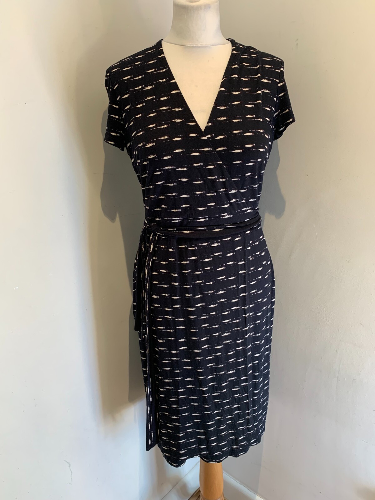 Hobbs black wrap dress UK 10 VGC pattern print belted stretch fitted classic