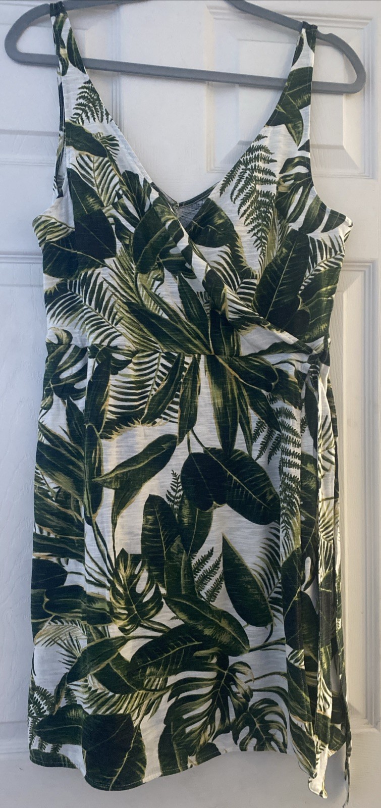 Short wrap dress in beige and green with a leaf design Size M