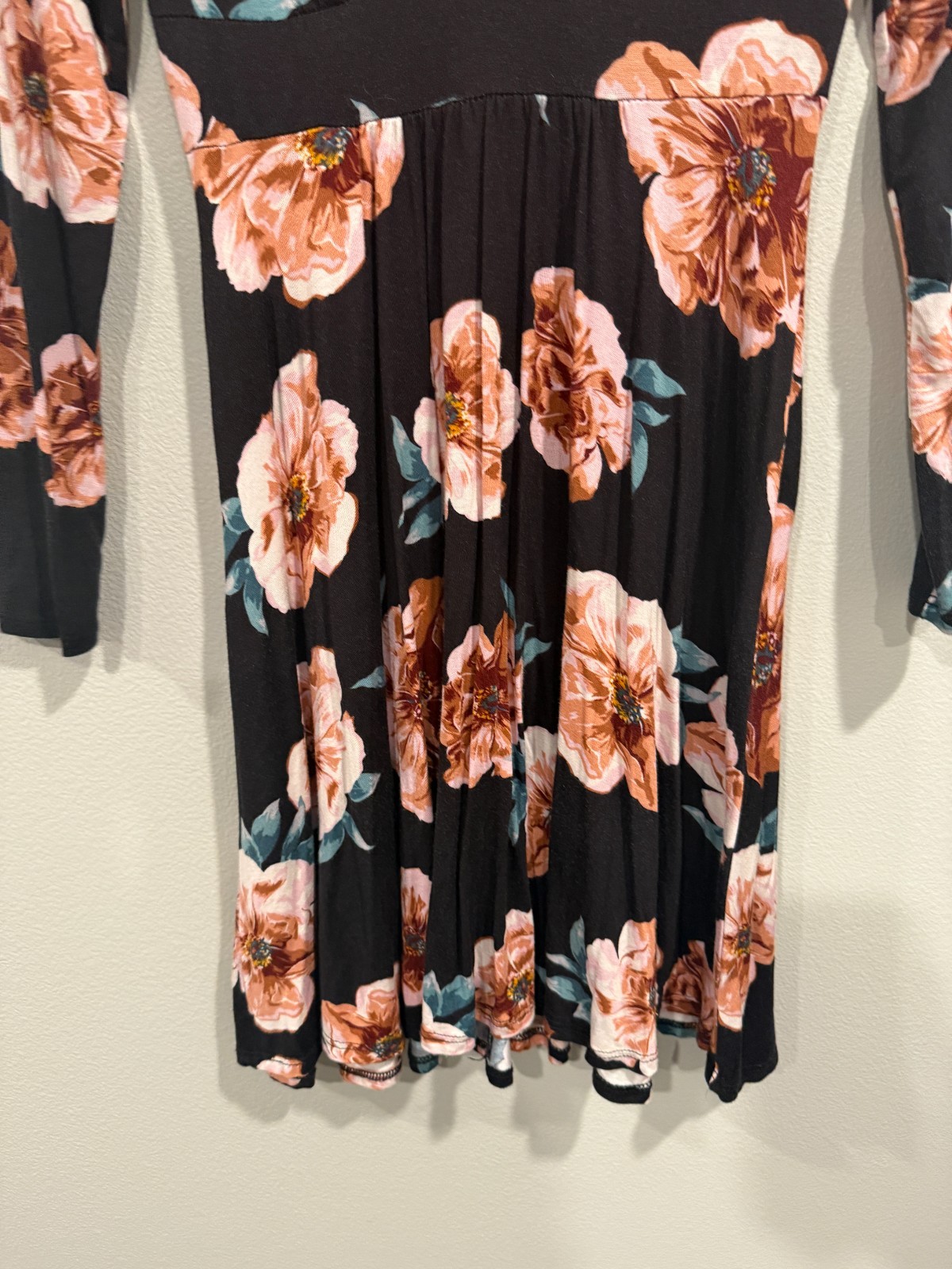 Charlotte Russe Dress Womens Medium Black Floral Pleated Plunge Neck Long Sleeve