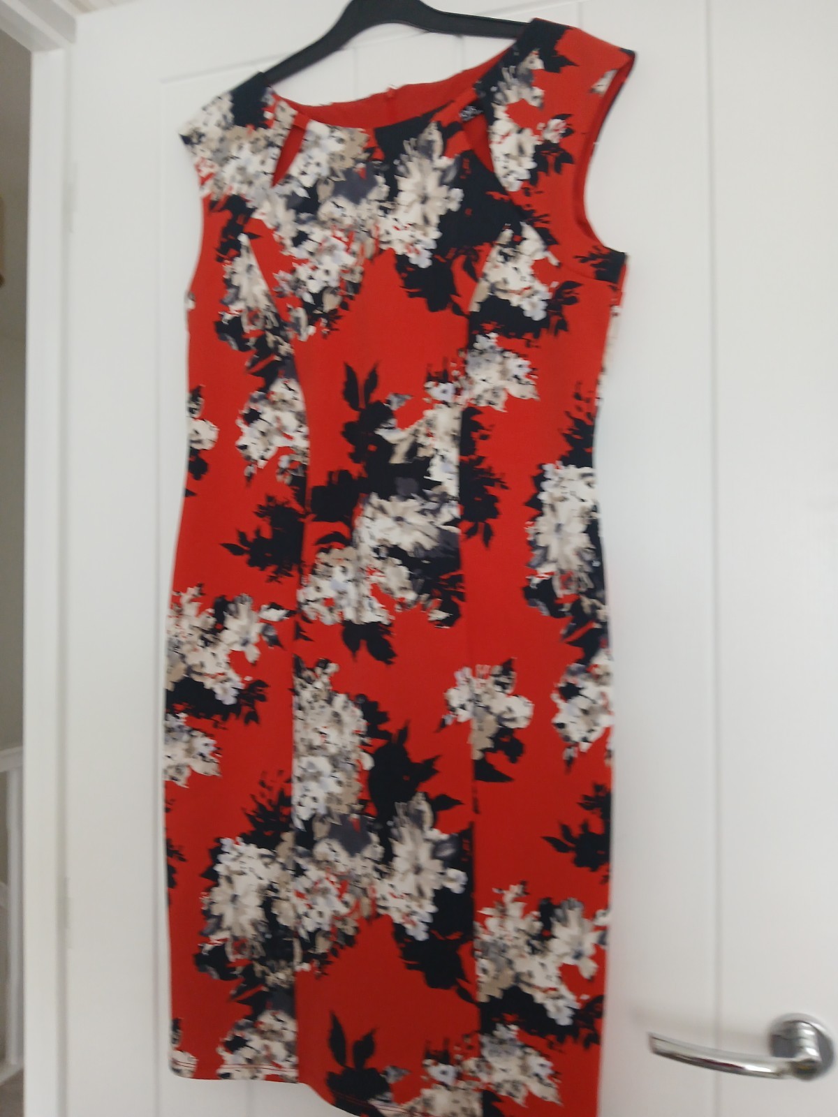 Gorgous Floral Design Shift Style Dress Invisible Zip & Cut Out Feature Neckline