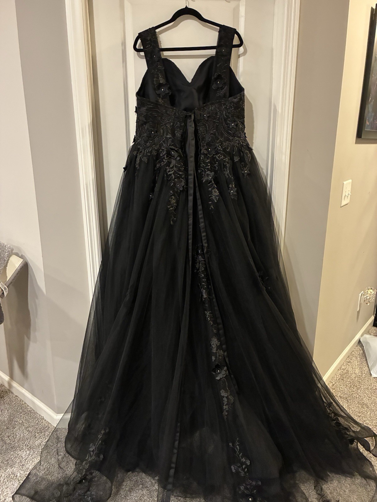 Women’s Plus Size 20 Black Long Formal Ball Gown V-Neck Lace Beaded worn once