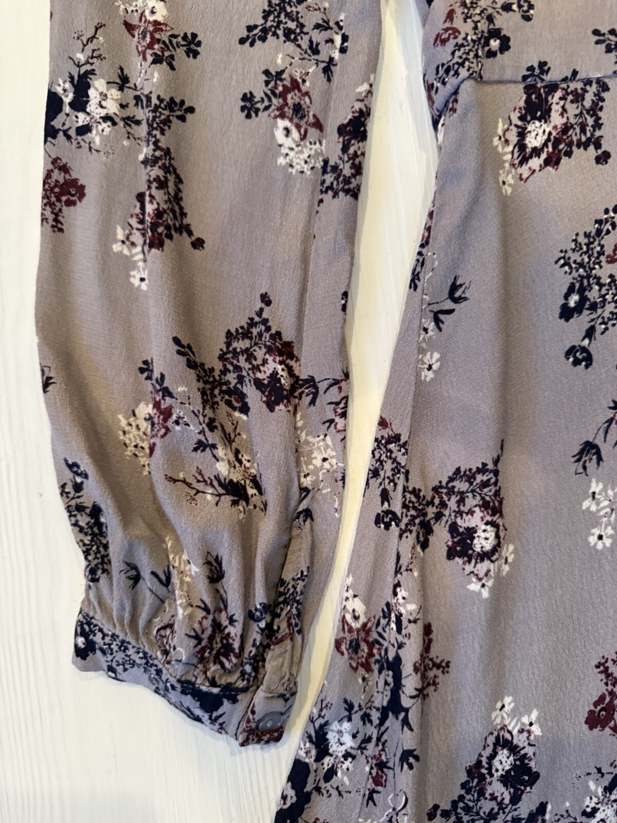 Astr The Label Floral Mini Dress SM Long Sleeve V Neck Gray & Purple Revolve EUC