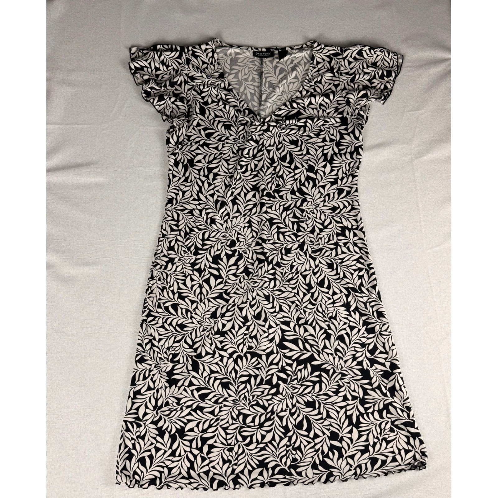 New York & Company Womens XL Black White Leaf Print Flutter Sleeve V-Neck Dress