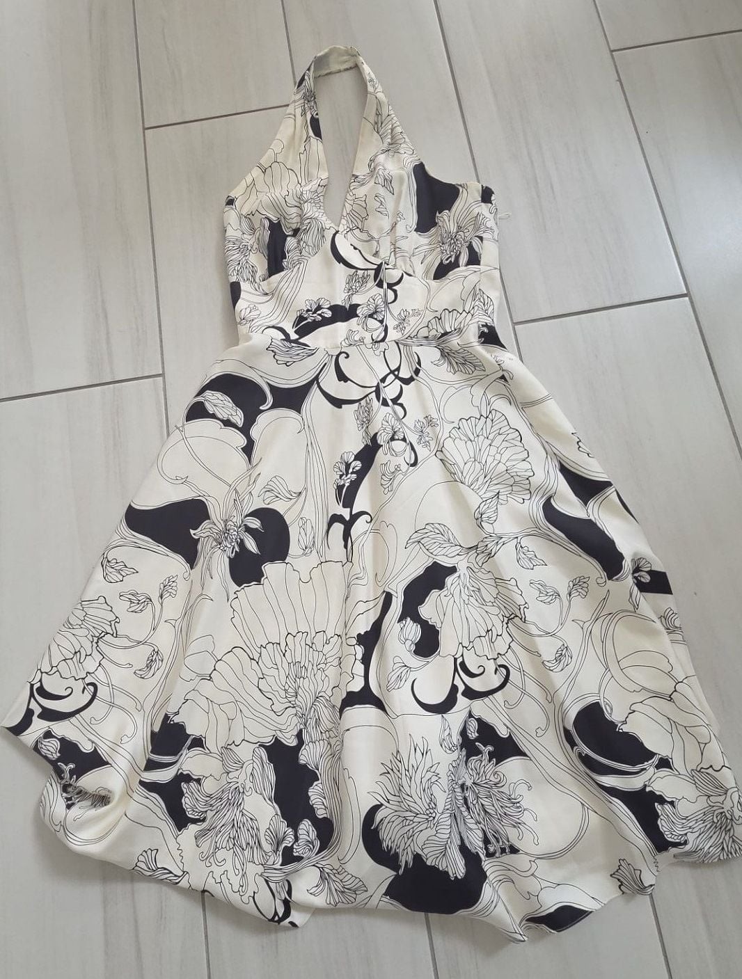 Maggy London Women’s Sleeveless 100% Silk Black and White Floral Print Halter Dr