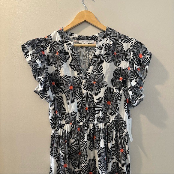 Single Thread Women’s Printed Flutter Sleeve Dress Size Large NWT