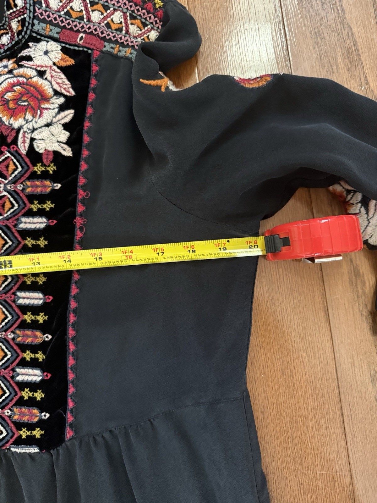 Johnny was Black Floral Embroidered V-Neck 3/4 Sleeve Knee Length Shift Dress M