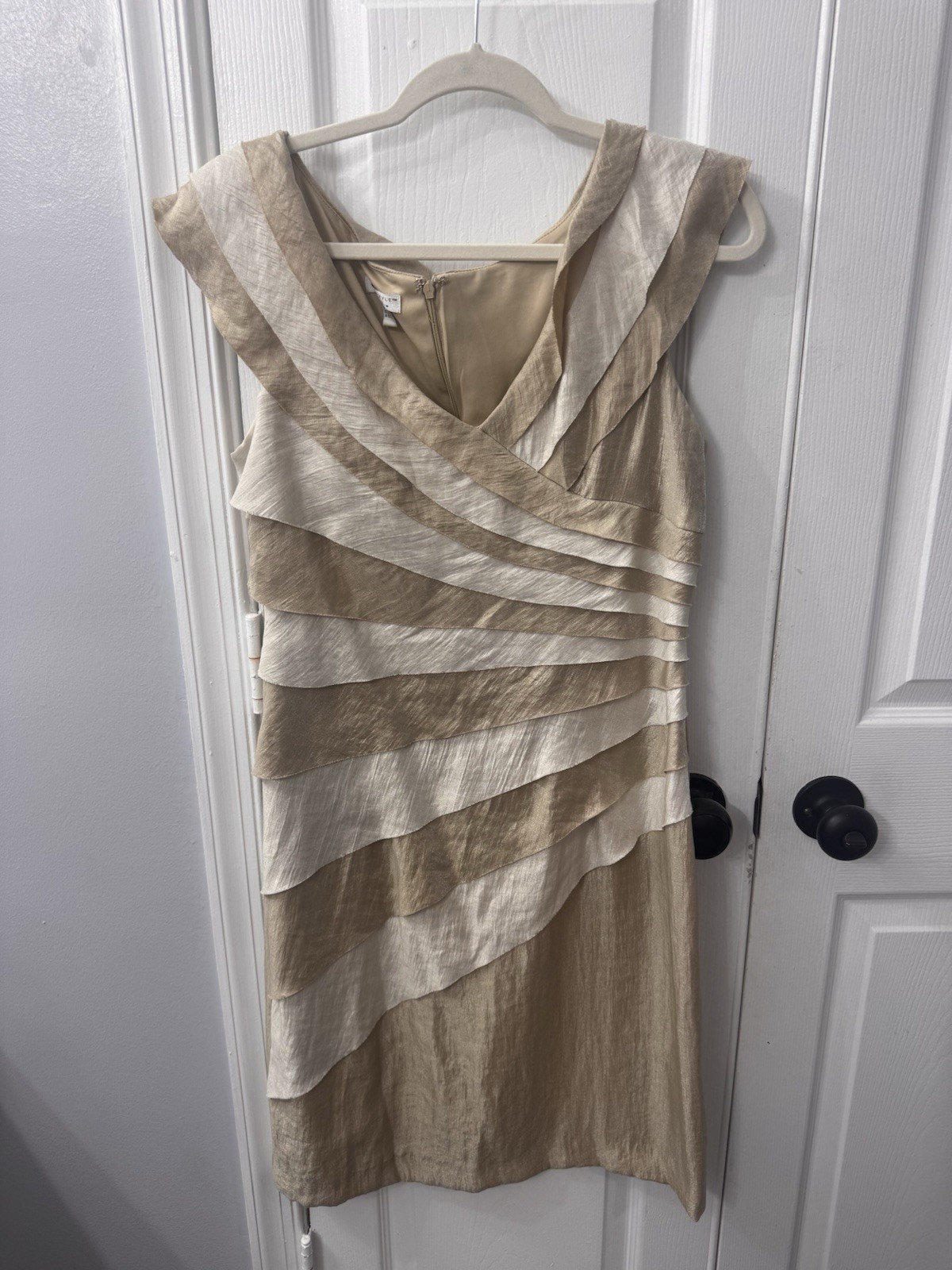 London Style Collection Sleeveless Two-Tone Gold Sheath Dress V-Neck Size 12