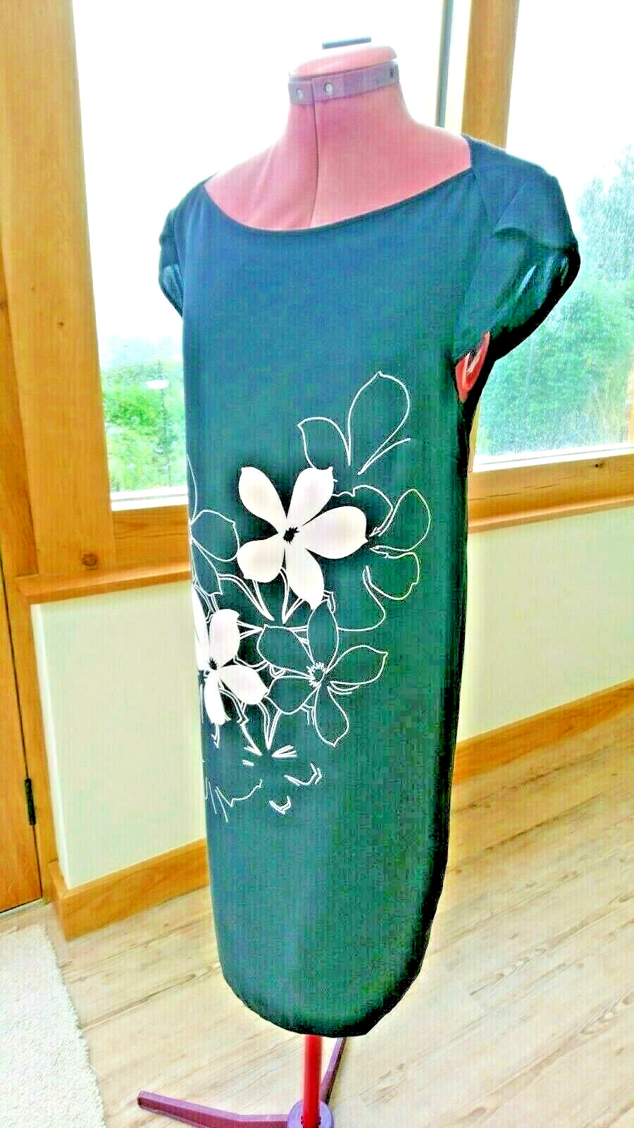 JAEGER-LONDON-BLACK SILK SHIFT DRESS-FLOWER DESIGN-PETAL CAP SLEEVE-WORN ONCE-14