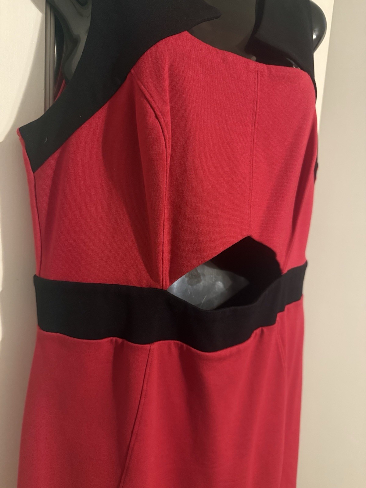 GUESS Red Black Solid Knit Sheath Knee Dress 8 Scoop Neck Sleeveless Cut-Out