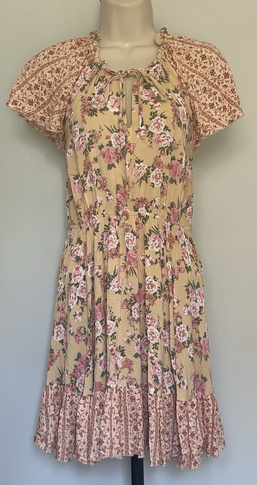 UMGEE Floral Flowy Tiered Flutter Sleeve Ruffle Round/Split V-Neck Size Small