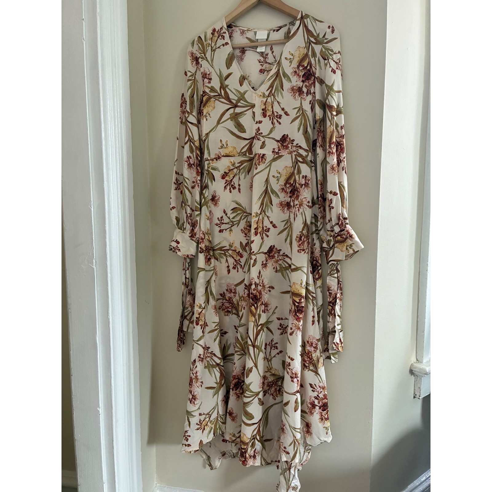 H&M Floral V-Neck Midi Dress Cream Long Sleeve Tie Cuff Viscose Size 2