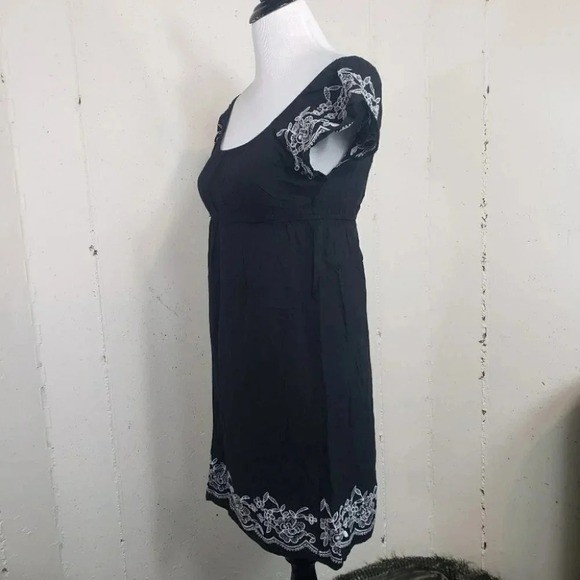 One Clothing Mini Dress M Black Floral Embroidered Boho Empire Waist Cap Sleeve