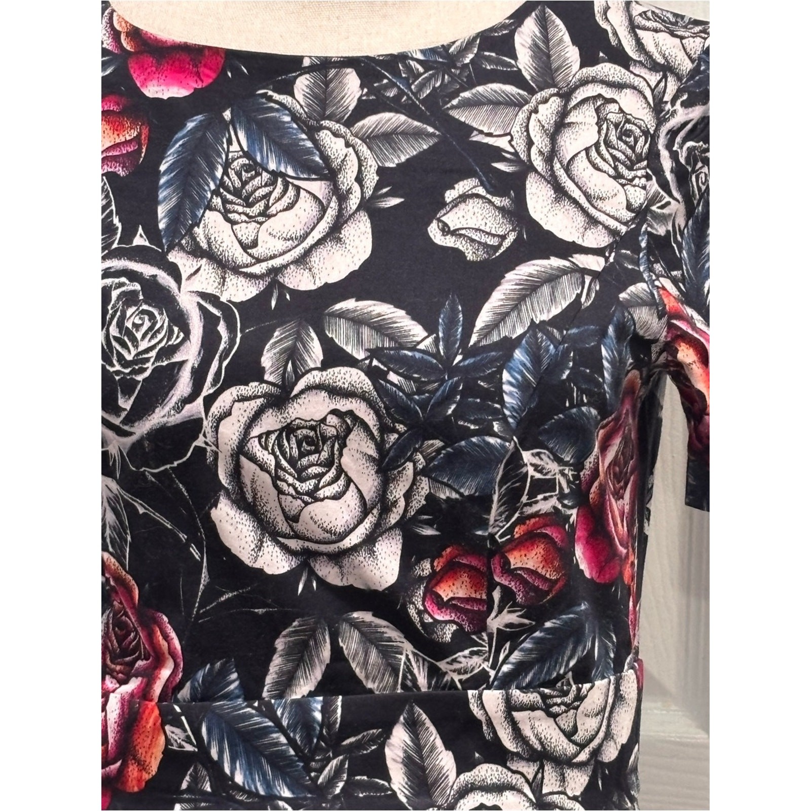 🟣⚪️French Connection Black Floral Notch-Neck Mini Dress with Red Rose Print