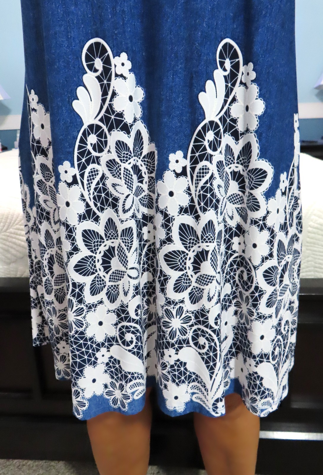 SJS Demin Look Blue Shift Dress w/White Lace Look Flowers V-Neck Sleeveless Sz S