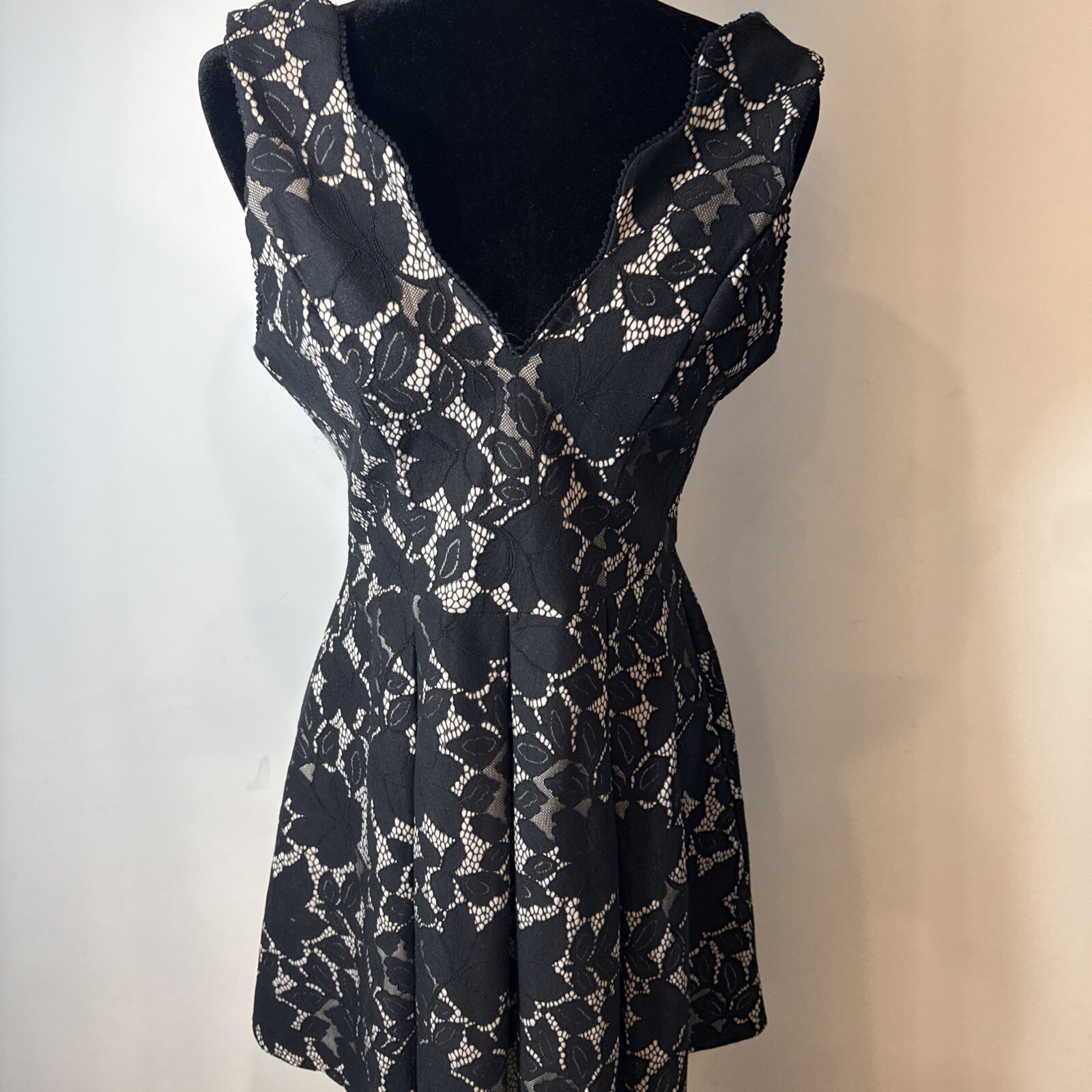 She+Sky dress Size medium Very Classy Dress