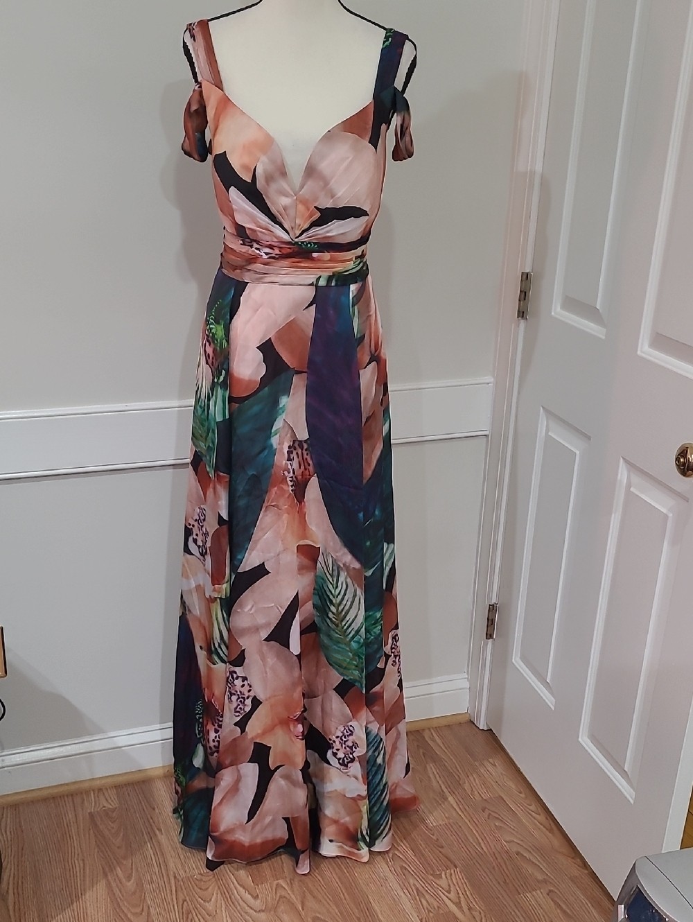 Forever Unique Floral Cold Shoulder V-Neck Maxi Dress – Size 10
