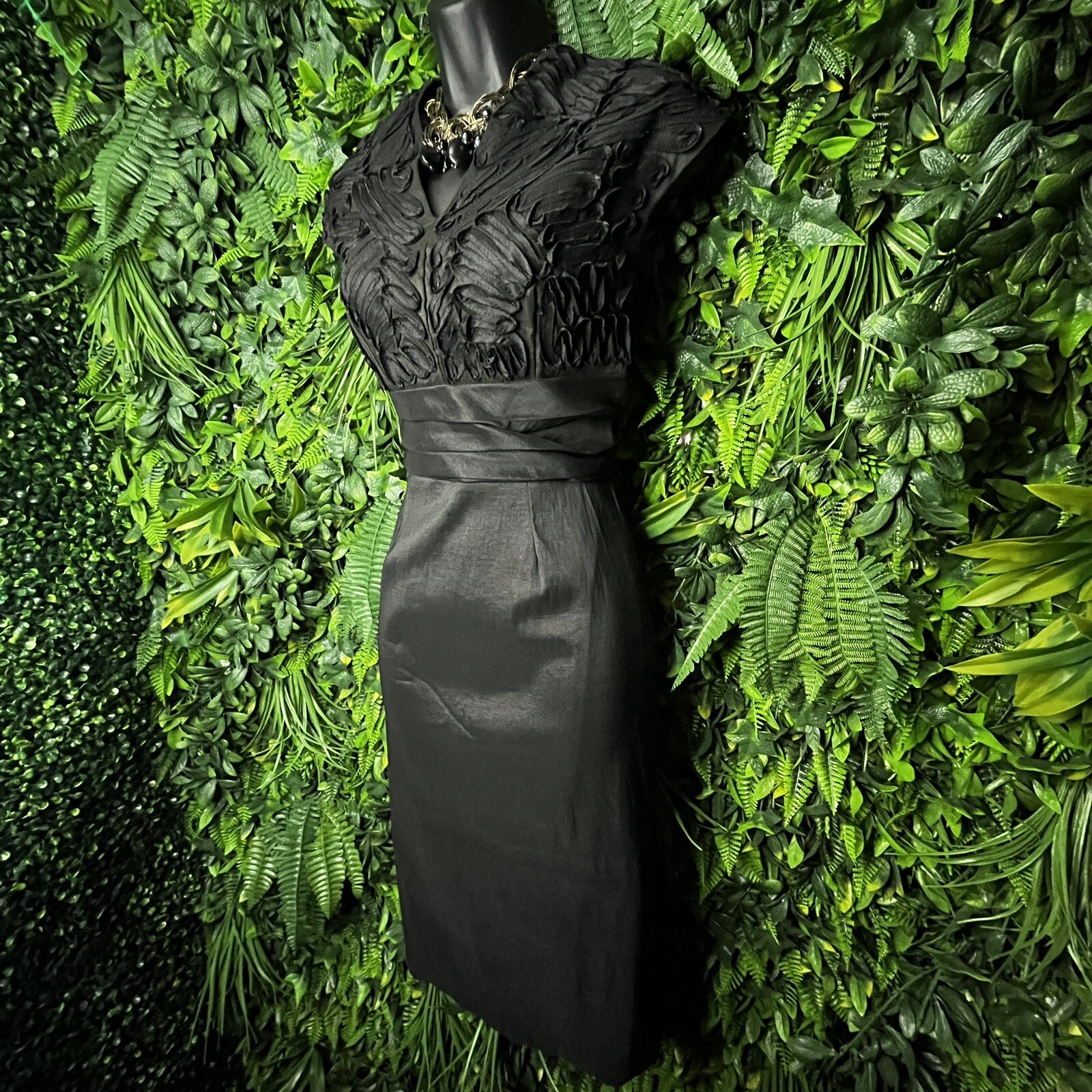 MODERN TOUCH Dress Women Medium Black Sheath Design V Neckline Pleated 0788
