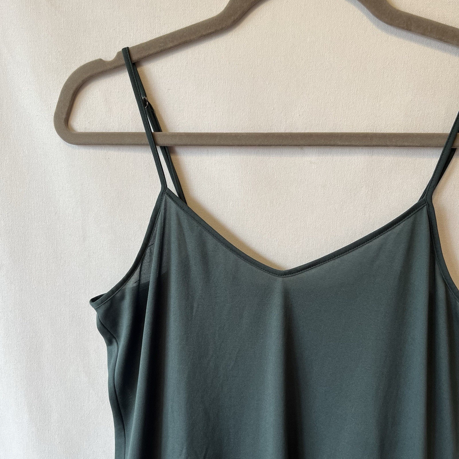 Banana Republic Midi slip dress Small Green V-neck Spaghetti straps Lightweight