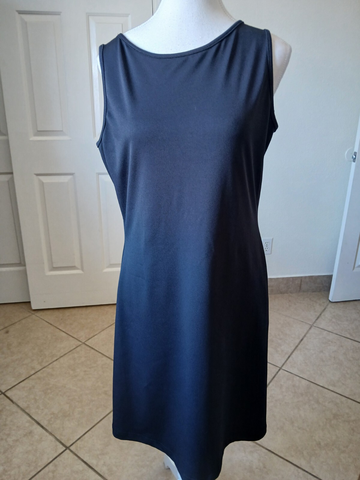 Basic Equipment Womens Black sleeveless dress Size large Round Neck Basic