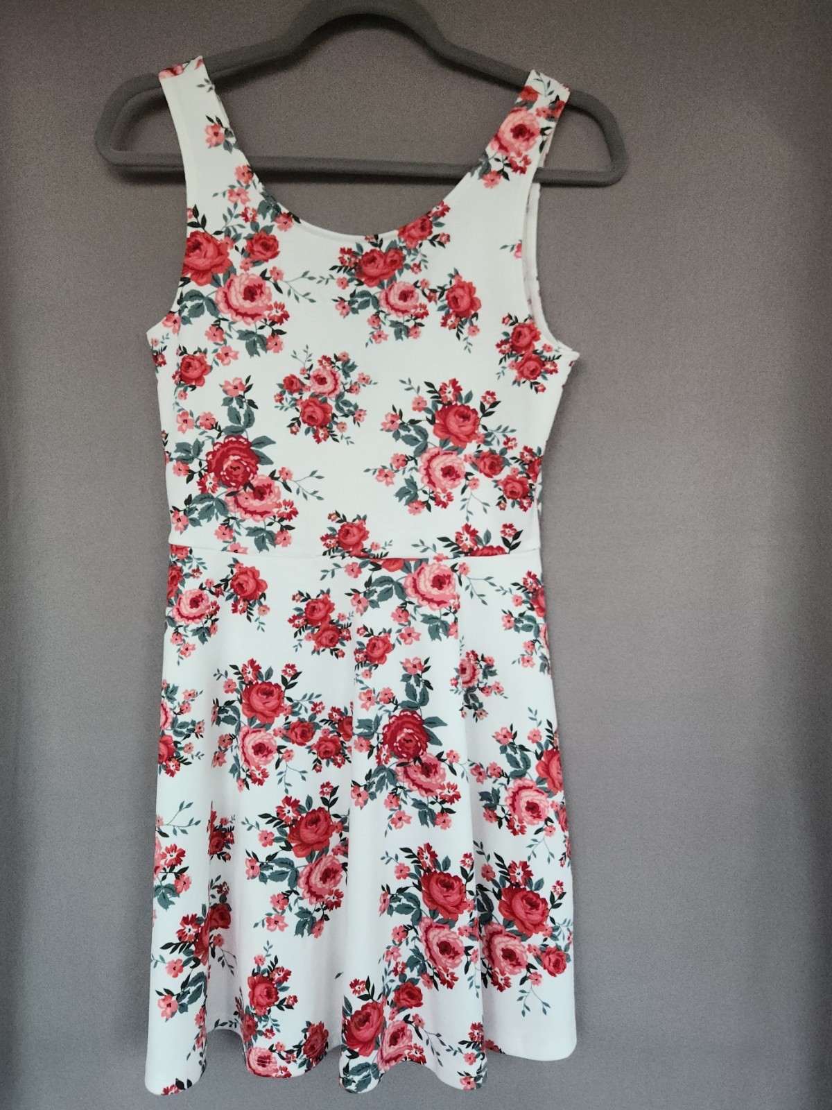 H&M Divided White Red Rose Skater Fit Flare Dress SZ 8 Stretch Knit Sleeveless
