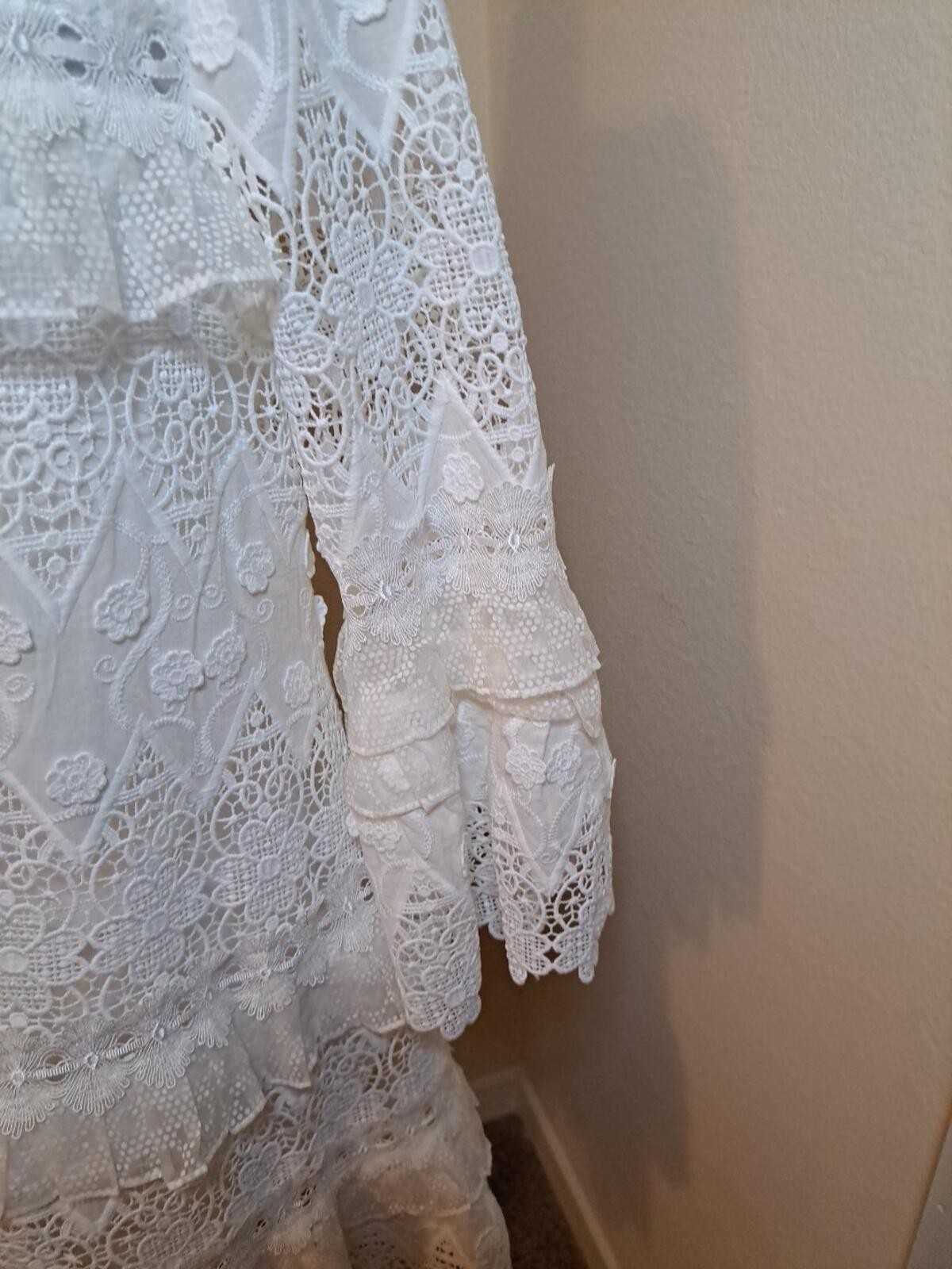 Alexis Dress Ivory Lace Size L EUC Bell Sleeves