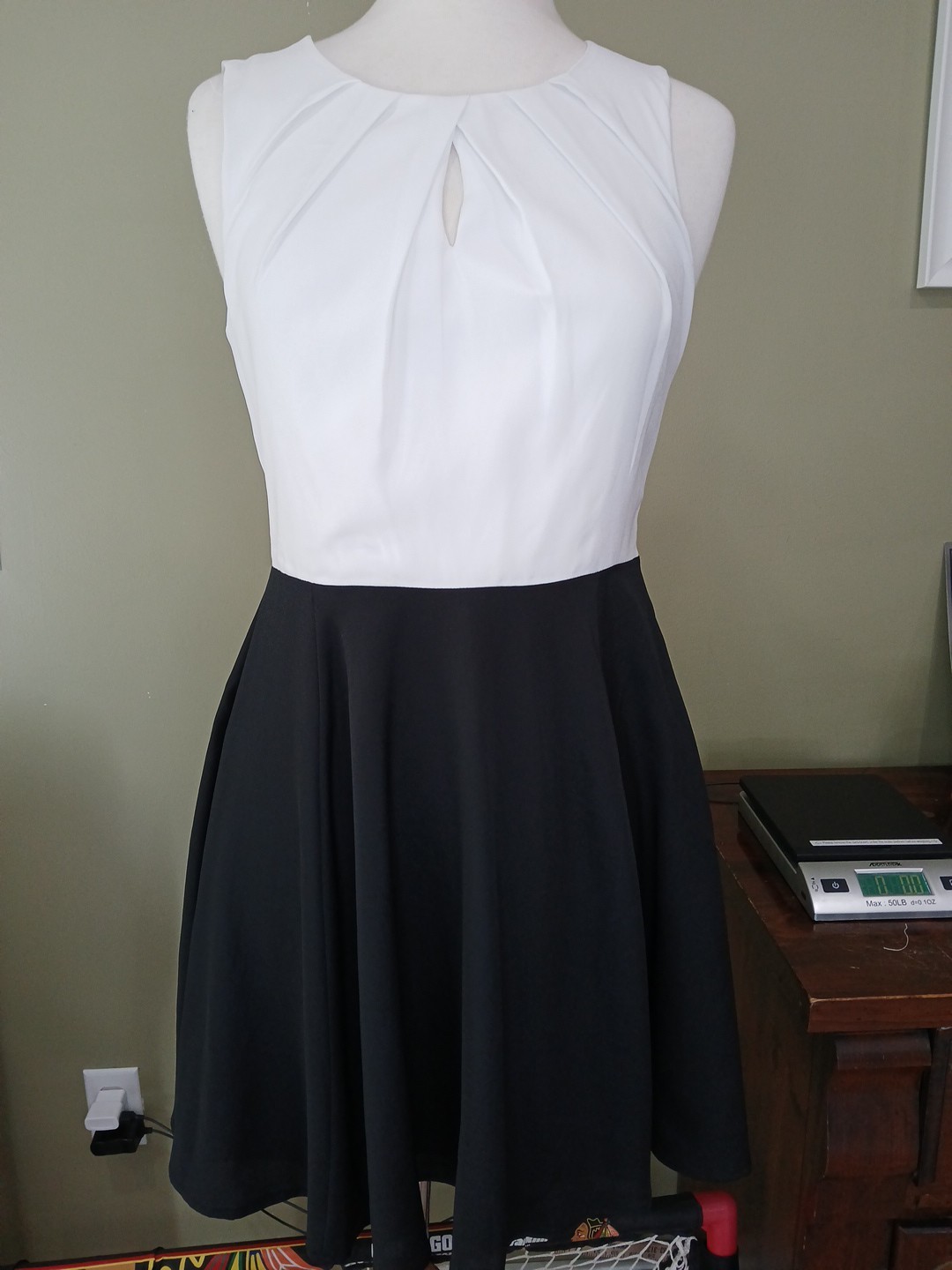 Express Black White Size 6 Sleeveless Full Skirt Dress Side Zipper Pleated Neck