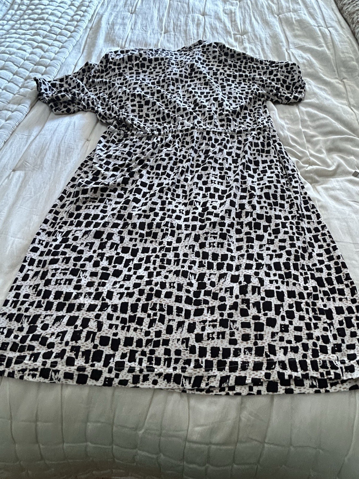 CHICO’S BLACK, WHITE, BEIGE GEOMETRIC DESIGN DRESS TIE WAIST SIZE 1 EUC