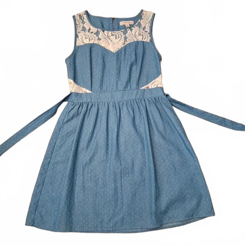 Summer cute! Monteau Los Angeles Chambray Polka Dot Lace Accent Dress | Size M