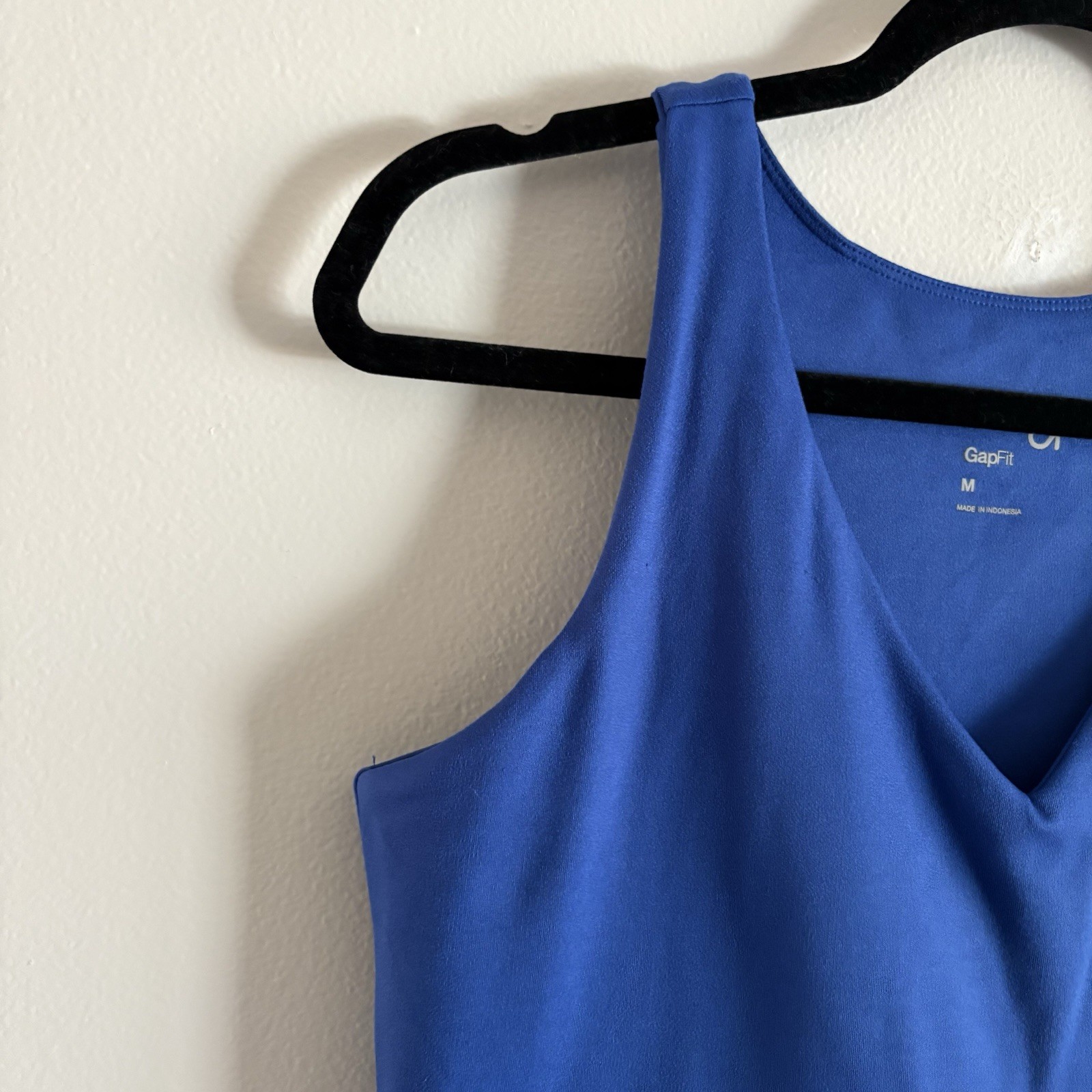 Gap Fit Women M Blue V-Neck Stretch Moisture Wicking Shelf Bra Active Tank Dress