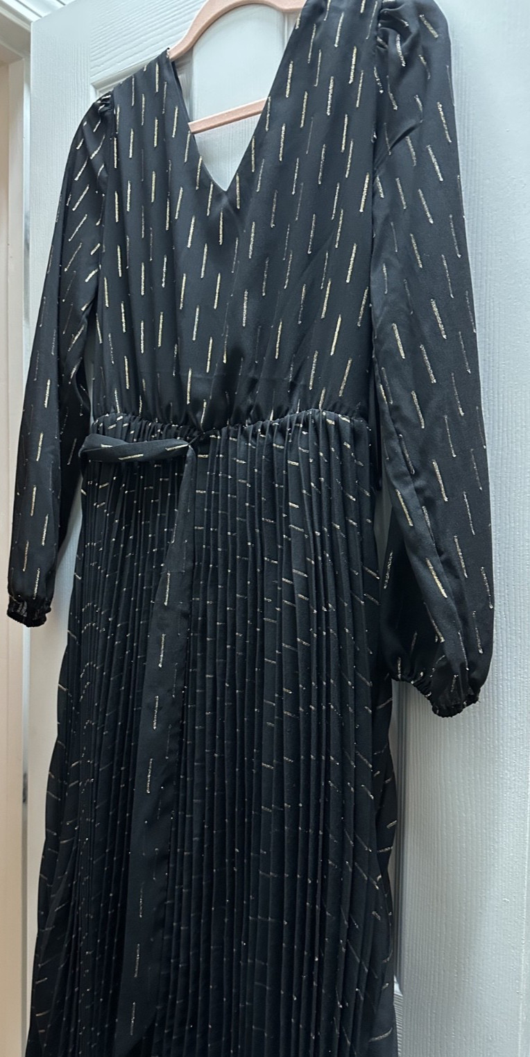 Tahari Black and silver/gold stripe lurex pleated dress with belt Size 8