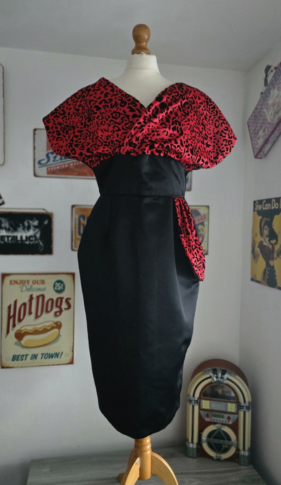 Vivien of Holloway Black Red Leopard Bust Satin Jezebel Dress VOH 20 UK 16-18