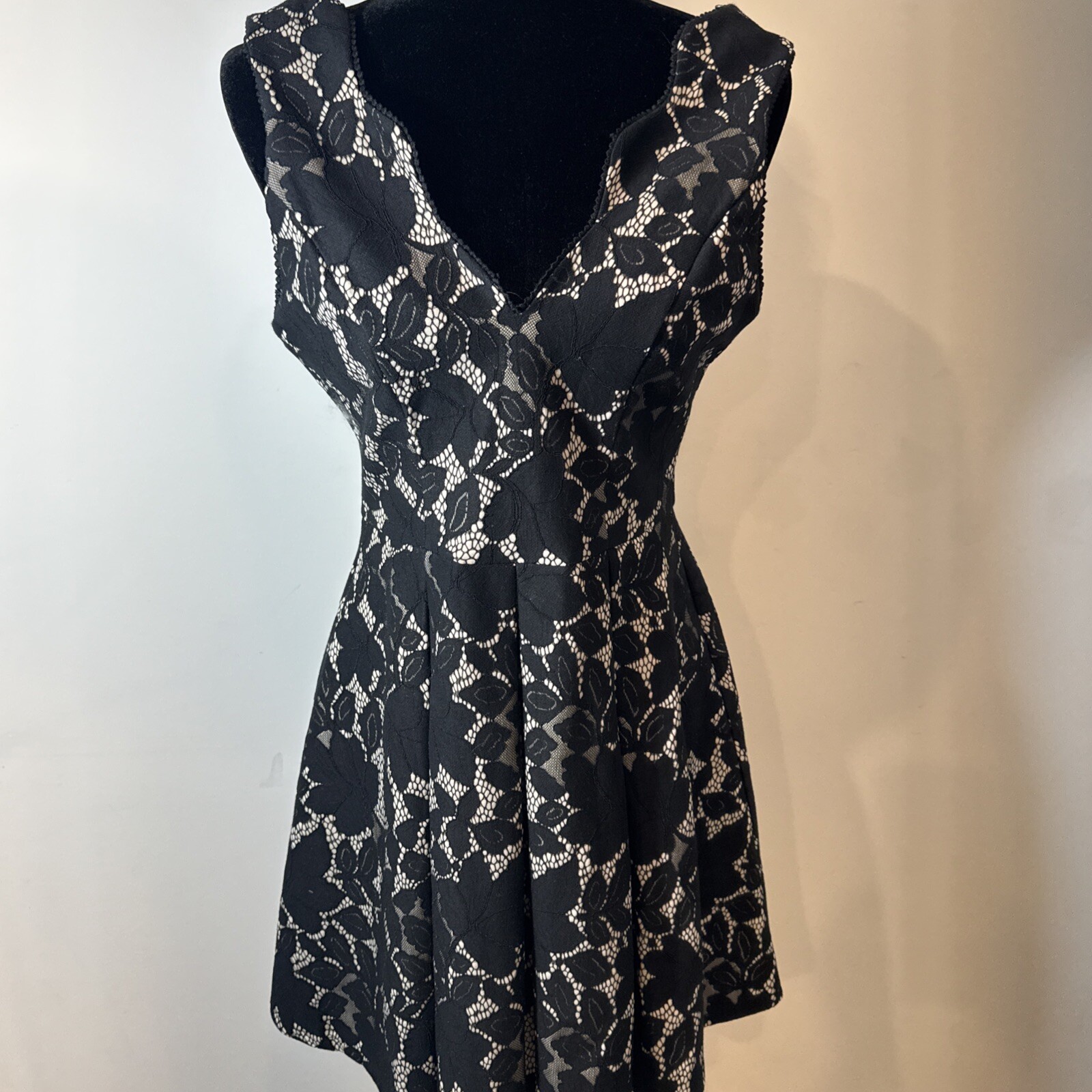 She+Sky dress Size medium Very Classy Dress