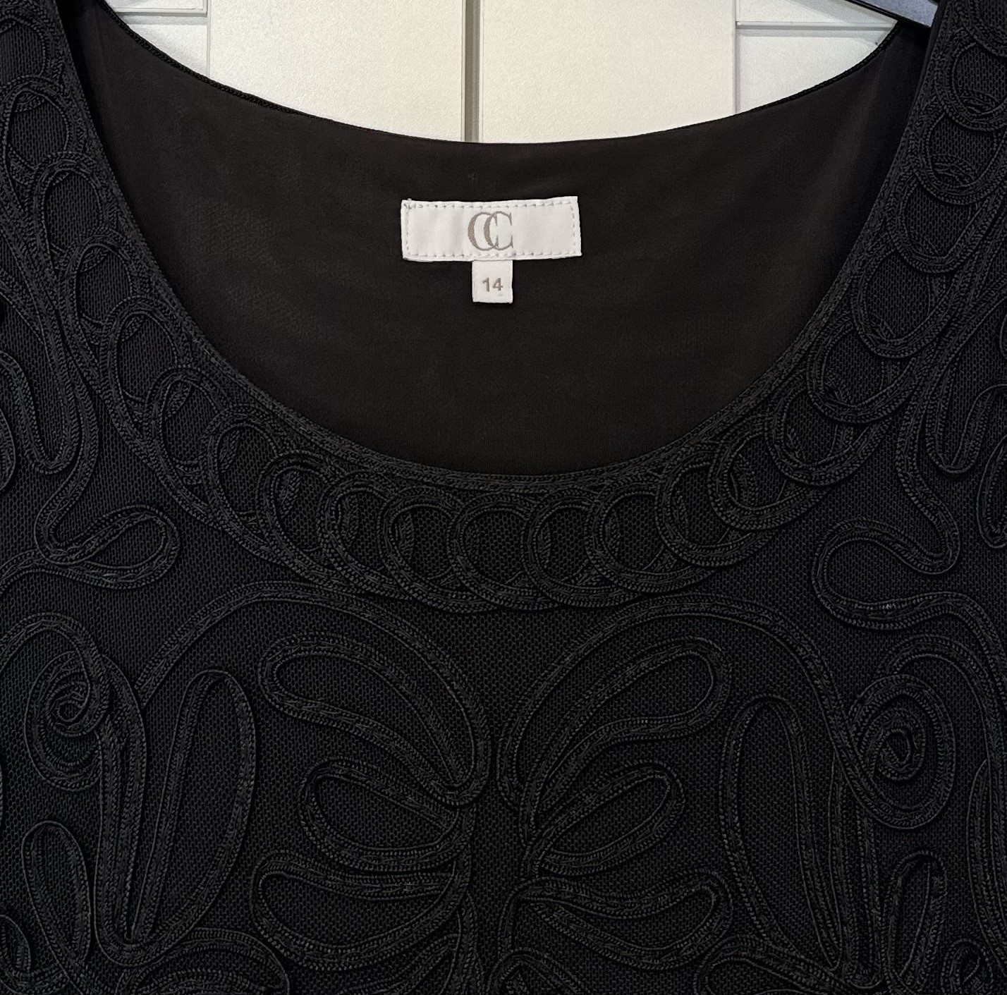 CC – SIZE 14 – BLACK NET APPLIQUE FITTED SLEEVELESS OCCASION DRESS – LACE SHIFT