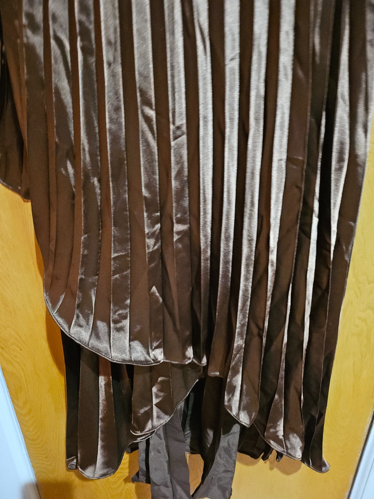 This stunning halter neck dress features a beautiful pleated skirt. It has a gat