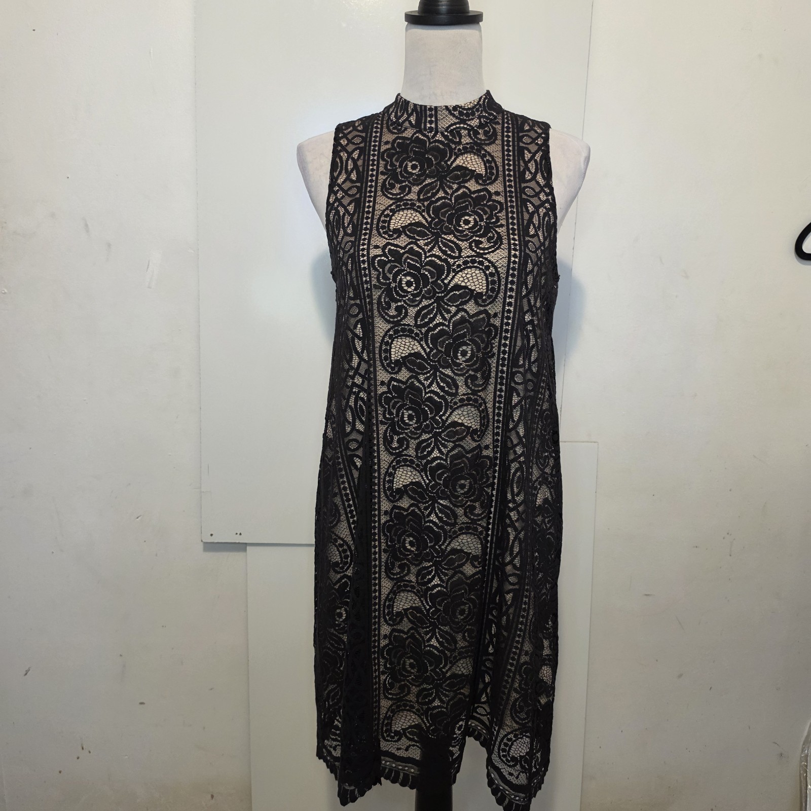 Love, Fire Women’s Black Nude Floral Lace Sleeveless Shift Dress Size M Medium