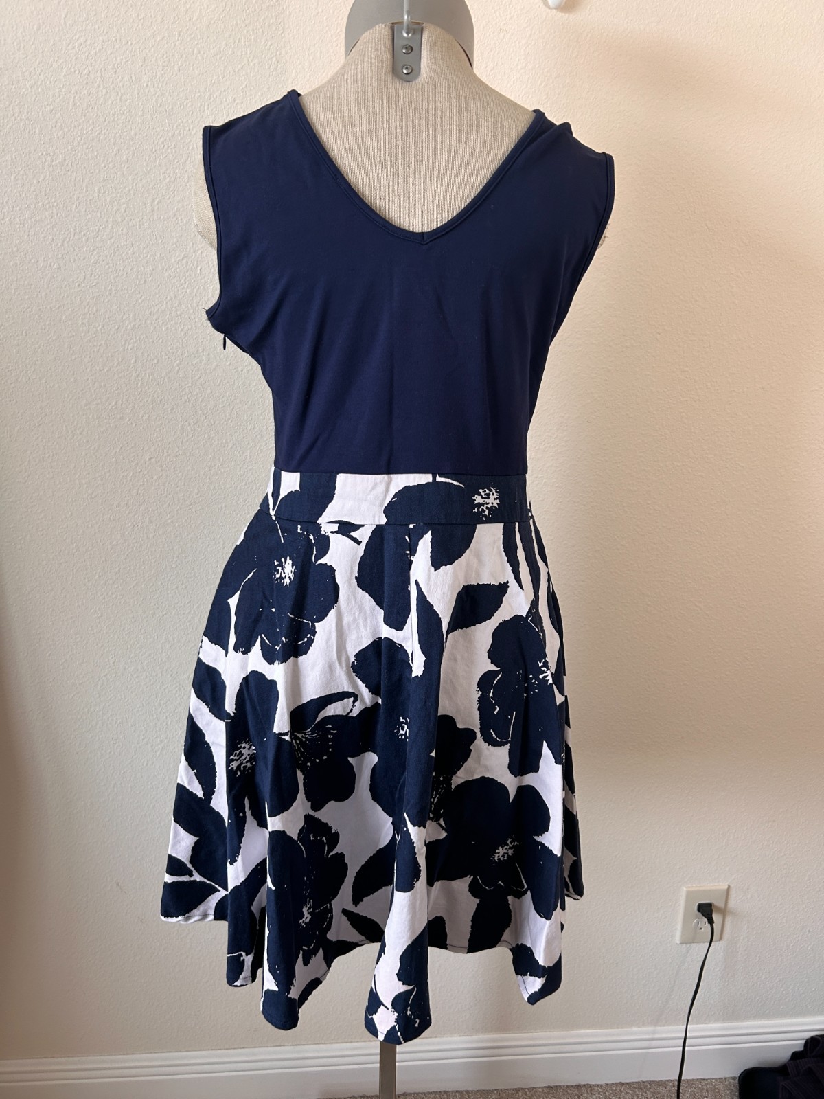 Miusol dress size L sleeveless 33″ long blue floral side zipper V neck
